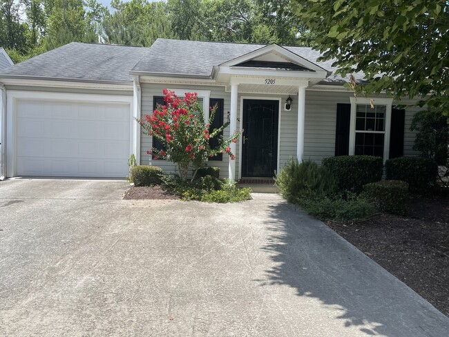 One of the few townhomes in West Wheeler that is backed up to wooded areas. - 5205 Aruba Cir Casa Adosada