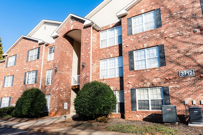 Building Photo - Wonderful updated 2 bedroom 2 bath condo on main level off Battleground ave in NW Greensboro