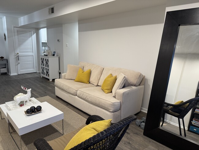 Building Photo - 5340 Holmes Run Pky Unit 1201 Rental