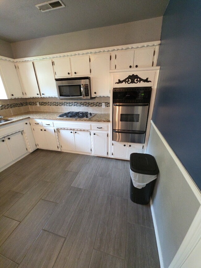 Photo - "Charming 3-Bed, 2-Bath Haven in Broken Ar...