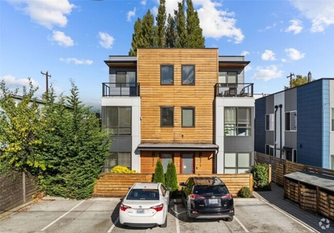 Building Photo - Modern and Sleek 3 Bed Townhome in Heart o...