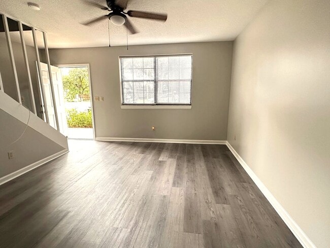 Building Photo - Island Townhouse-Close to Shopping and Beach!