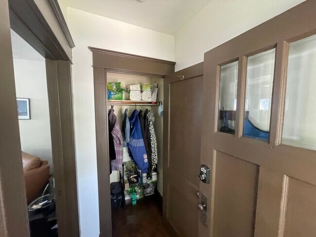 Armario del recibidor delantero - 141 Parkwood Ave Unidad Apt 1