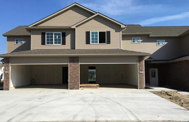 Building Photo - 811 SE 10th Ln