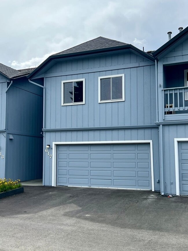 Building Photo - High speed internet included - 3 bedroom townhouse