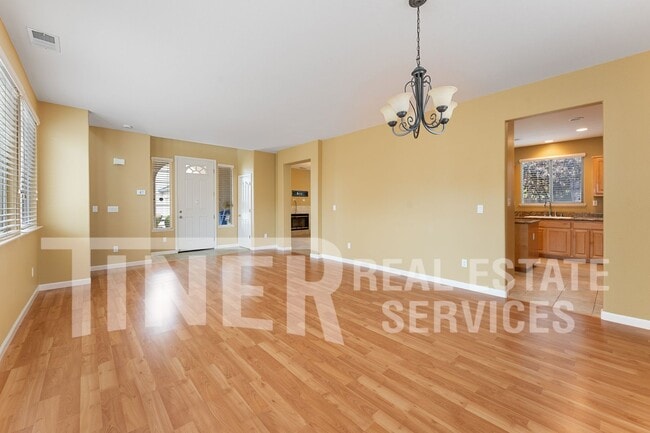 Photo - 35 Sabre Ct