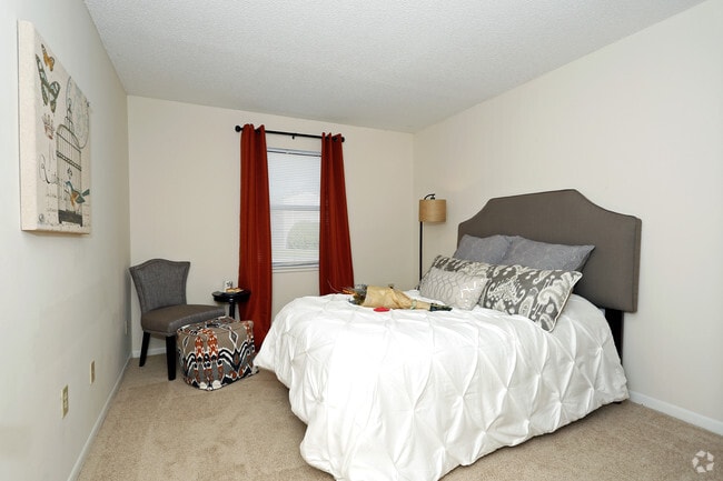 2Bd, 1Ba: 900 Sq Ft