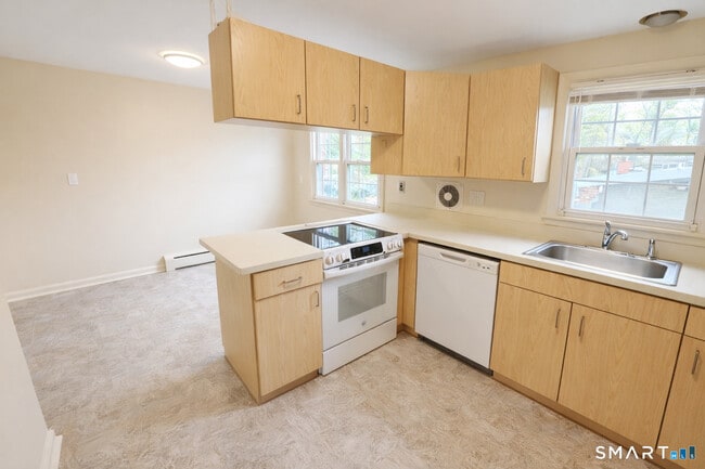 Building Photo - 949 Hopmeadow St Unit 28