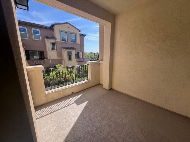 Building Photo - Gorgeous Like-New 4BD/3.5BA Oceanside Townhome! Bright & Airy Open Floor Plan, Stainless Applianc...
