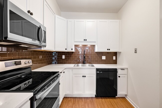 Kitchen - 5236 Waterman Blvd Unit C