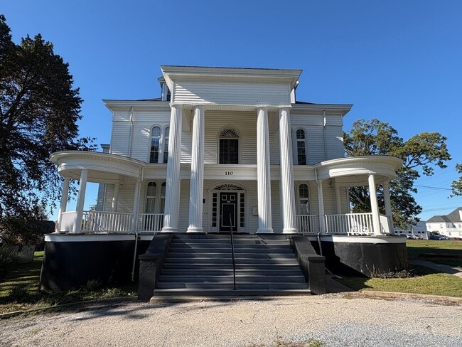 Building Photo - Spacious main level apartment in gorgeous hisotrical house!