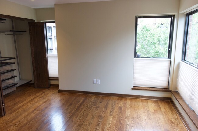 Photo - 4 bed / 4.5 bath flat in South Plaza overlooking UMKC and Brookside Blvd Unit GrandA5017 - 3