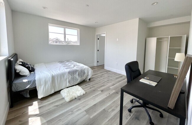 MH 1314 W 35th Pl