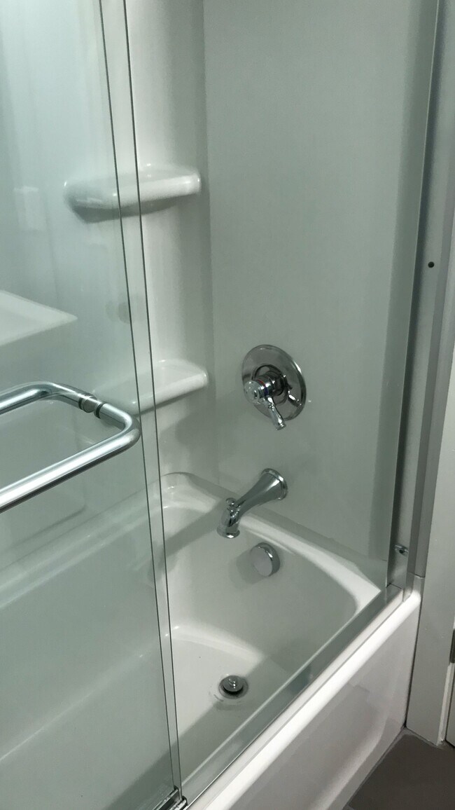 Bath - 1591 Taylor Ave W Unidad #3