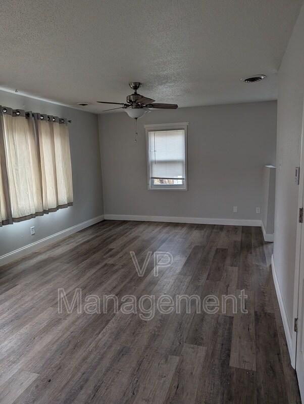 2707 W 69th St