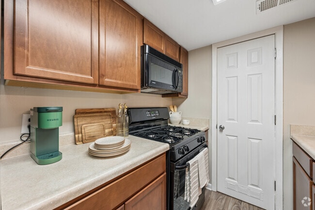 Model 1BR, 1BA - 650SF - Kitchen - Main Street on the Monon