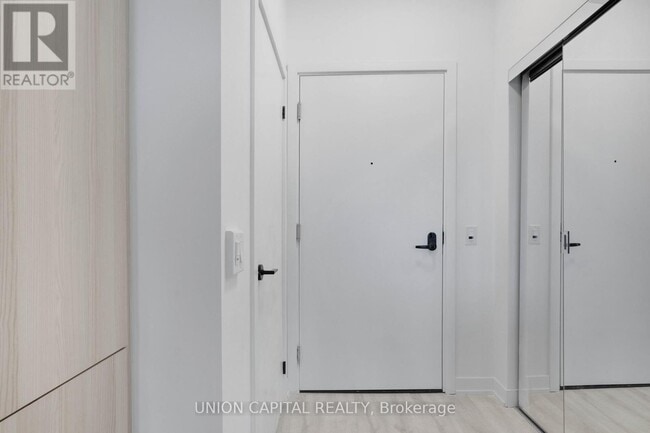 Photo - 215 Lakeshore Rd W Unité 530