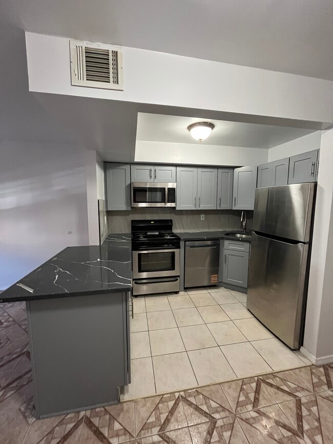 Building Photo - 24 Stanhope St