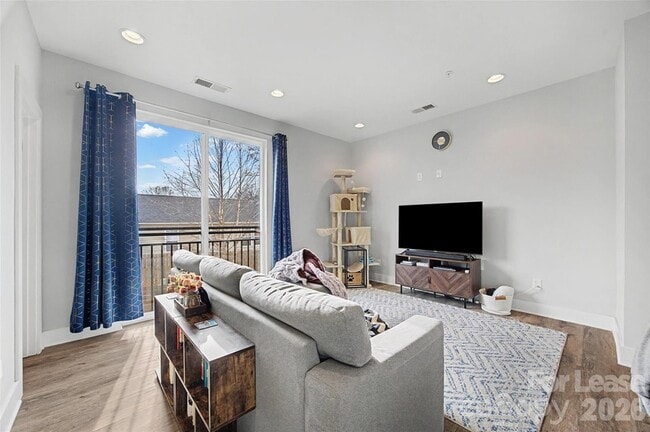 Photo - 840 E 18th St