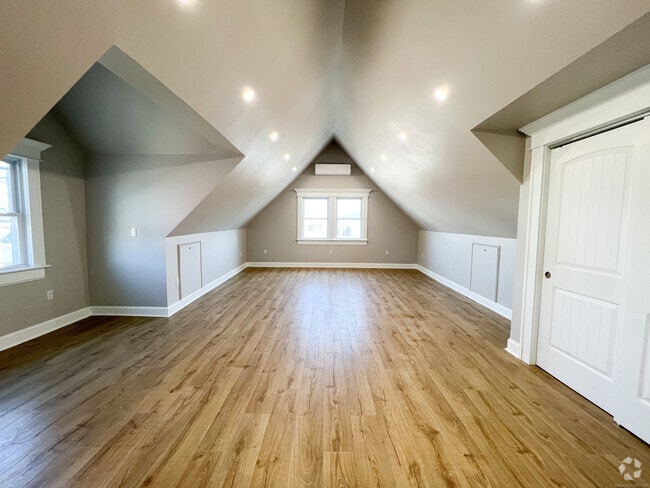 Building Photo - 100 Stowe Ave Unit 3rd Floor Rental