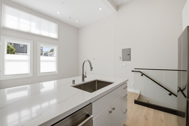 Photo - 446 Kirkham St