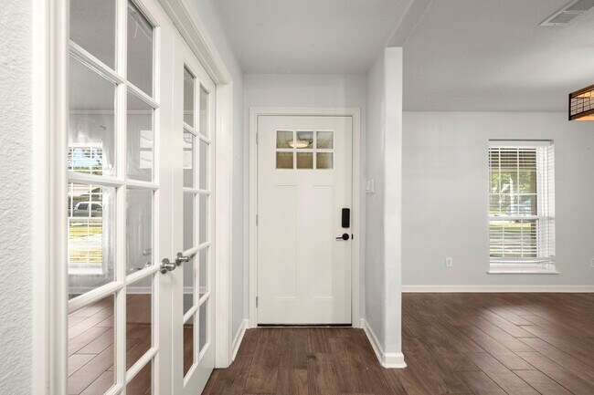 2909 Livingston Dr