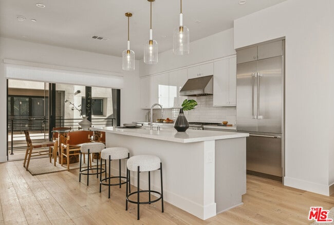 Photo - 3218 S Barrington Ave