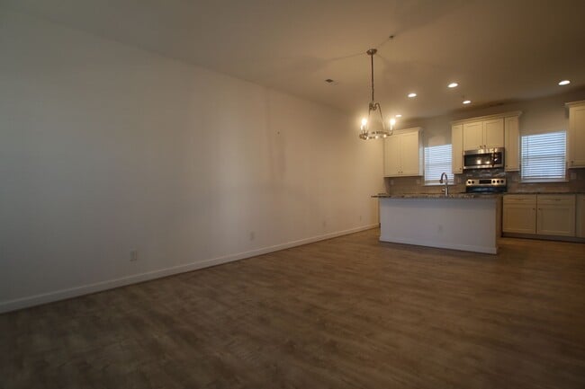 Photo - Contemporary 4bd/3.5ba in excellent location