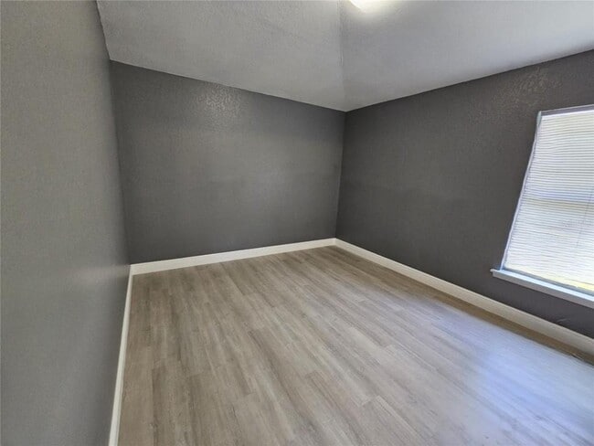 Photo - 635 Parakeet Ct