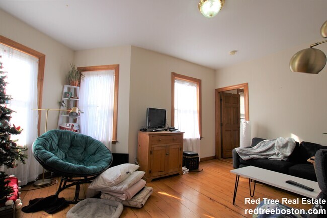 Building Photo - 16 Rossmore Rd Unit 16 Rossmore Rd Rental