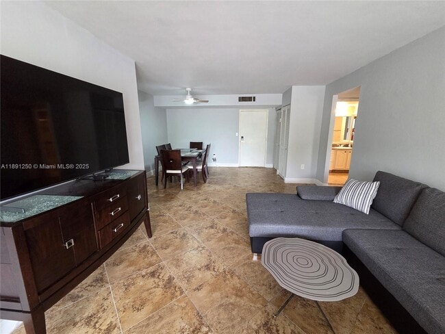 Photo - 210 174th St Unidad L18