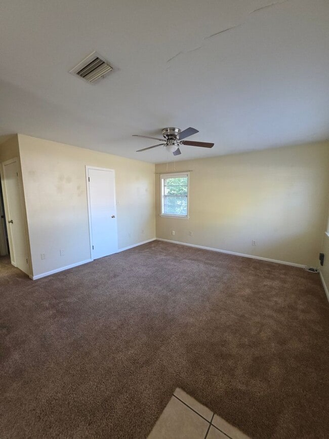 Photo - 810 E J St