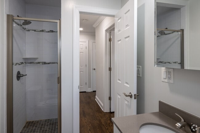 1BR, 1BA +Dining Room - 650SF