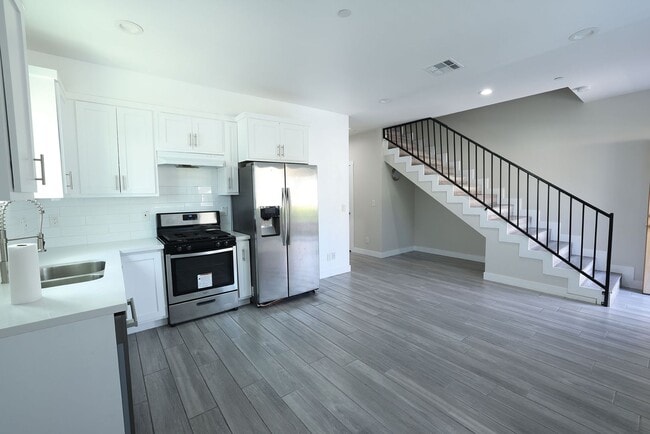 Building Photo - 3927 Wisconsin Unit 3921