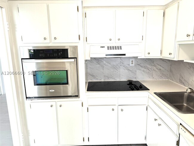 Building Photo - 900 Bay Dr E Unit 523
