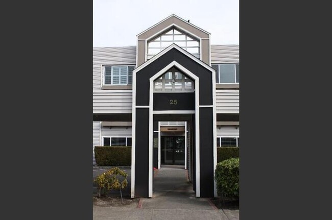 Building Photo - Condo in Stadium district with in unit lau...