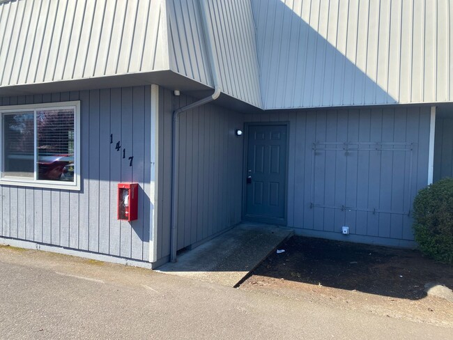 Building Photo - (526) Halpert Duplex - 4 Bedroom / 2 Bathroom Unit 1417 (UGF)