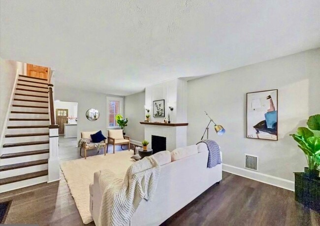 Photo - 596 N Plum St