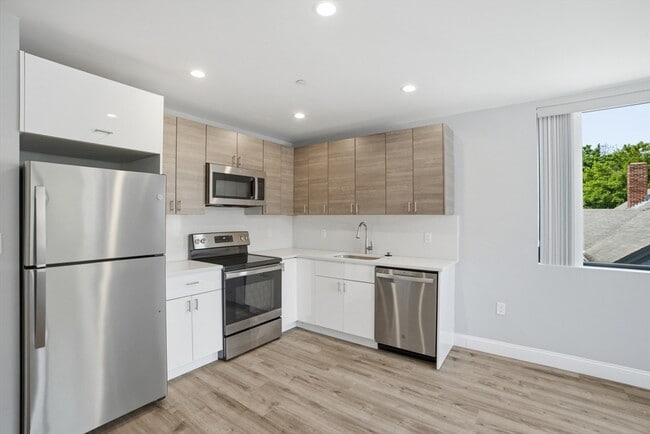 Building Photo - 632 Centre St Unit 303