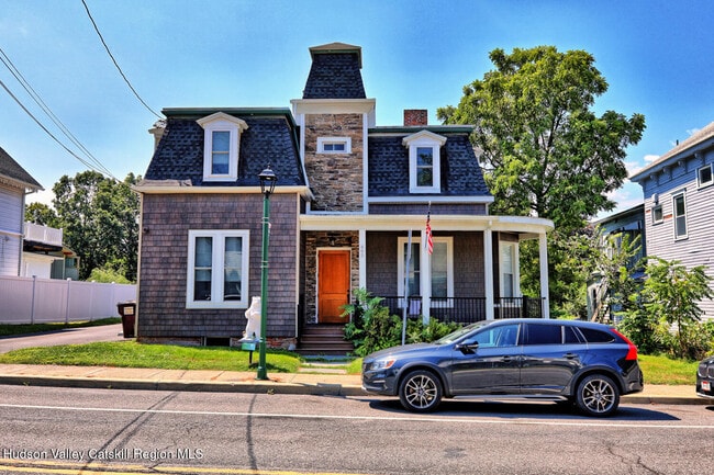 Building Photo - 495 Main St Rental