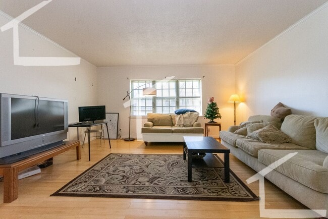 Building Photo - 3Br/2Bth, Available Sep. 1, 2026. Great for a rommate students. MUST SEE!!