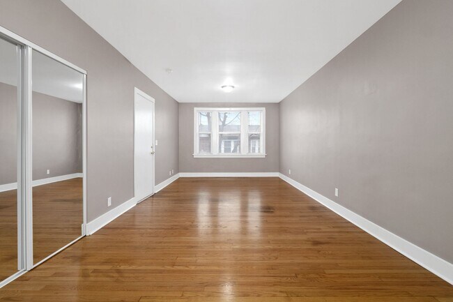 Photo - Straight-Back Studio (not a shoebox) Unidad 3915 2S