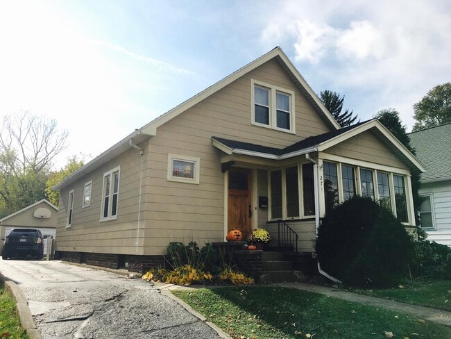 Photo - 271 Merchants Rd