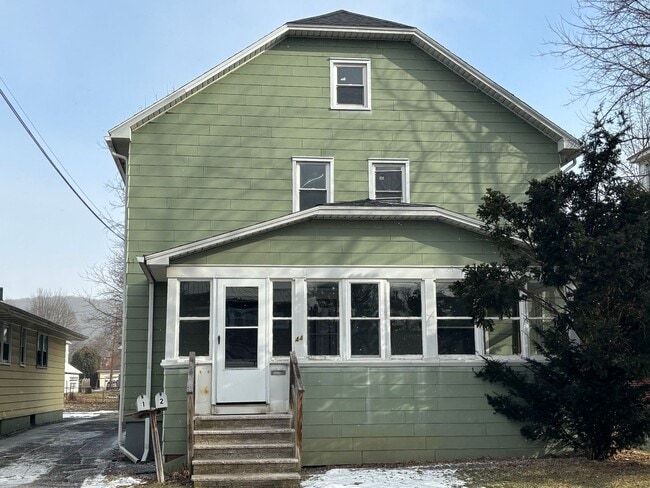 Building Photo - 44 N Baldwin St Unit 2nd floor