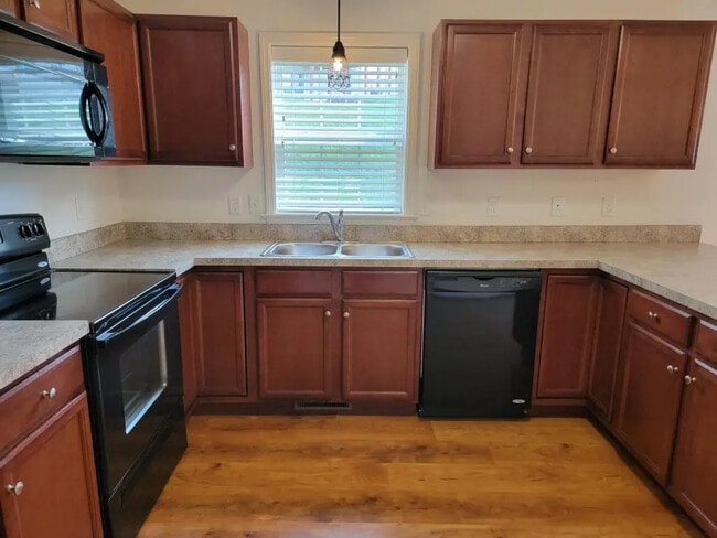 Photo - 639 Winding Ln