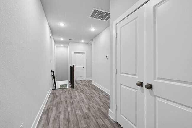 Building Photo - 4675 Bellfort Ave Unit B