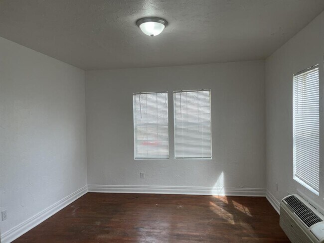 Photo - 1800 Exchange Ave Unit 1/2