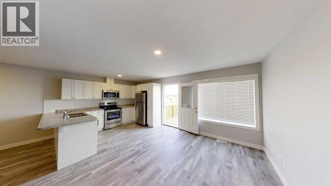 Photo - 9520-9113 113 Ave