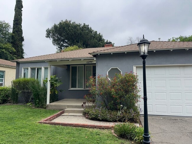 3 Bedroom Home with Huge Backyard - 3 Bedroom Home with Huge Backyard