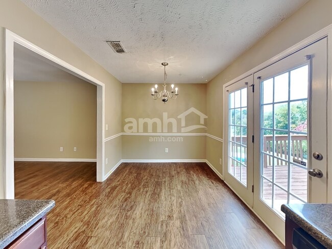 Photo - 3300 Clapham Rd